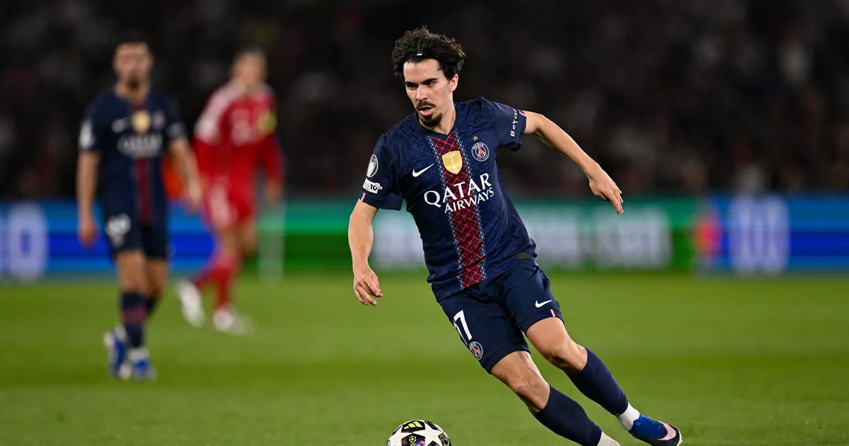 Gelandang Paris Saint-Germain Vitinha saat bertanding di lapangan