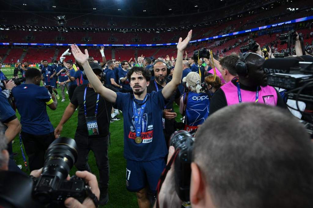 Vitinha merayakan kemenangan PSG sebagai pemain terbaik final Liga Champions melawan Arsenal